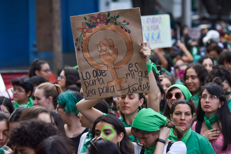 Edil violento y 45 funcionarios con órdenes de restricción