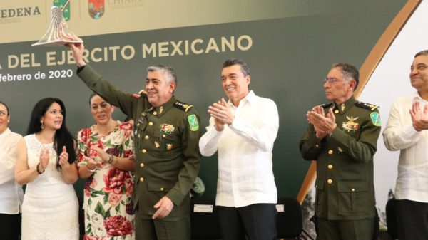 Gobernador de Chiapas regala escultura de 100 mil pesos a Comandante de la SEDENA
