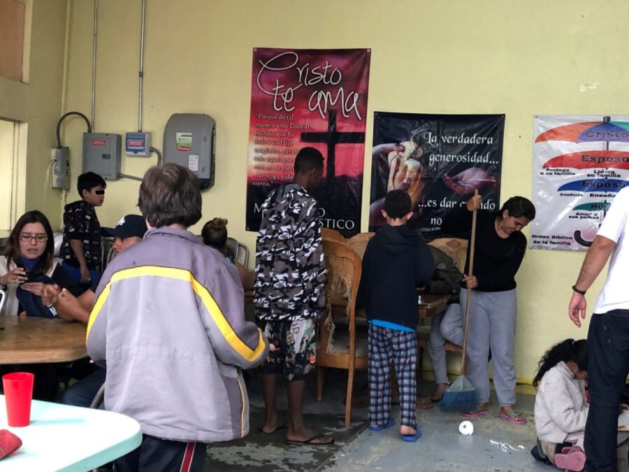 Hacinados, migrantes en albergues enfrentan crisis por coronavirus
