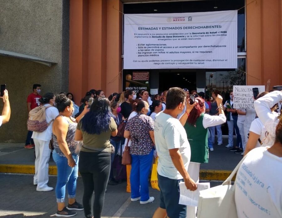 Protesta personal del IMSS donde se dio la primera muerte por Coronavirus en Jalisco