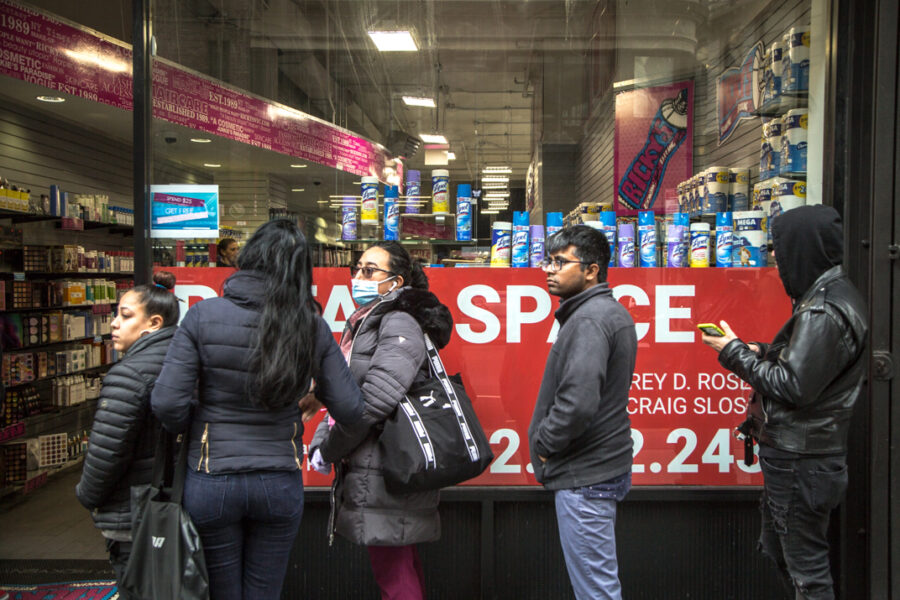 Migrantes en NY enferman y mueren con miedo a la deportación