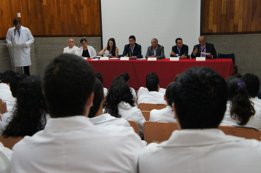 Estudiantes de medicina piden retirarse de hospitales, no les dan protección