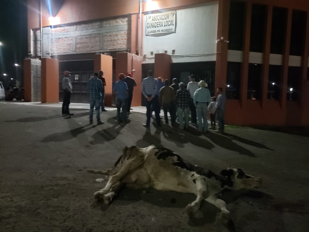 Ganaderos de Lagos de Moreno se manifiestan y denuncian abuso de la Policía Estatal