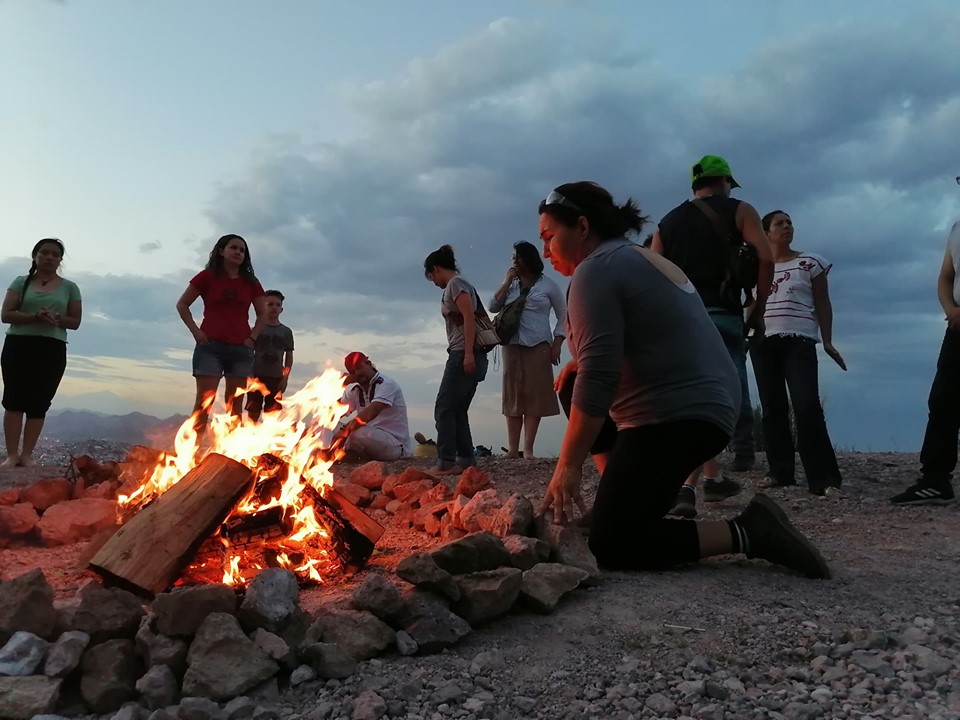 “La tierra es nuestra madre, no una mercancía”, con rezos y cantos piden fuerza para proteger a los cerros