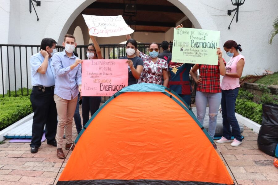 Enfermeras trabajan durante covid-19 bajo protesta: llevan 16 años sin prestaciones de ley