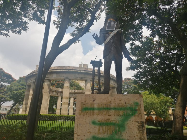 Cubren rostro de Arreola en rotonda como protesta por feminicidios y desapariciones