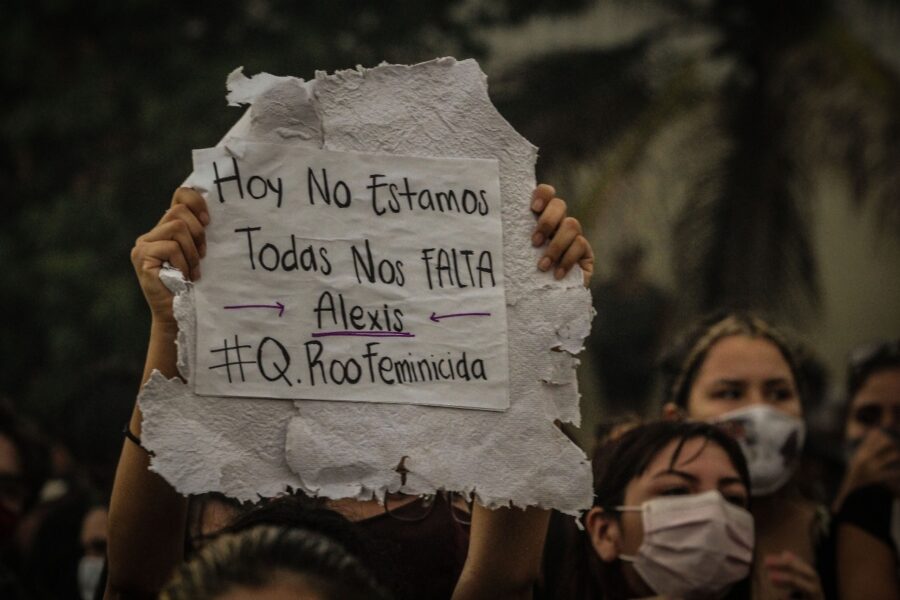 Con balazos policía de Cancún ataca protesta feminista