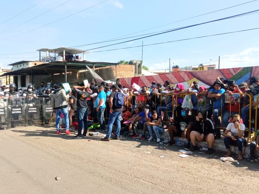 Migrantes se confrontan por espacios para tramitar visas humanitarias