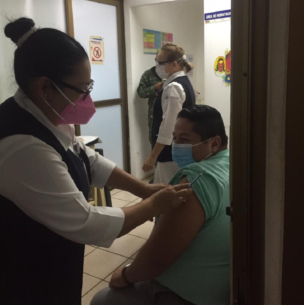 José Luis fue el primer enfermero en recibir la vacuna COVID-19 en Autlán