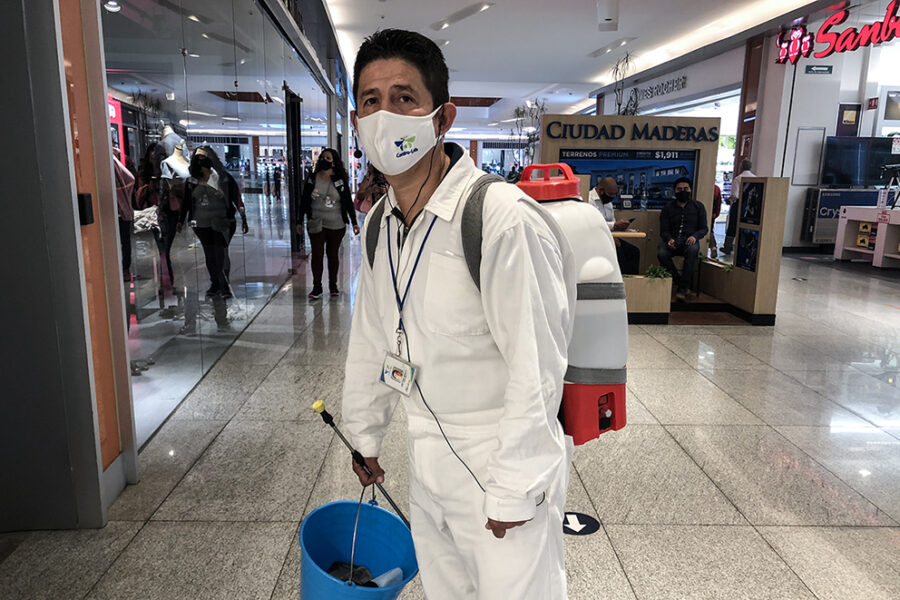 Así es trabajar en un centro comercial con emergencia sanitaria