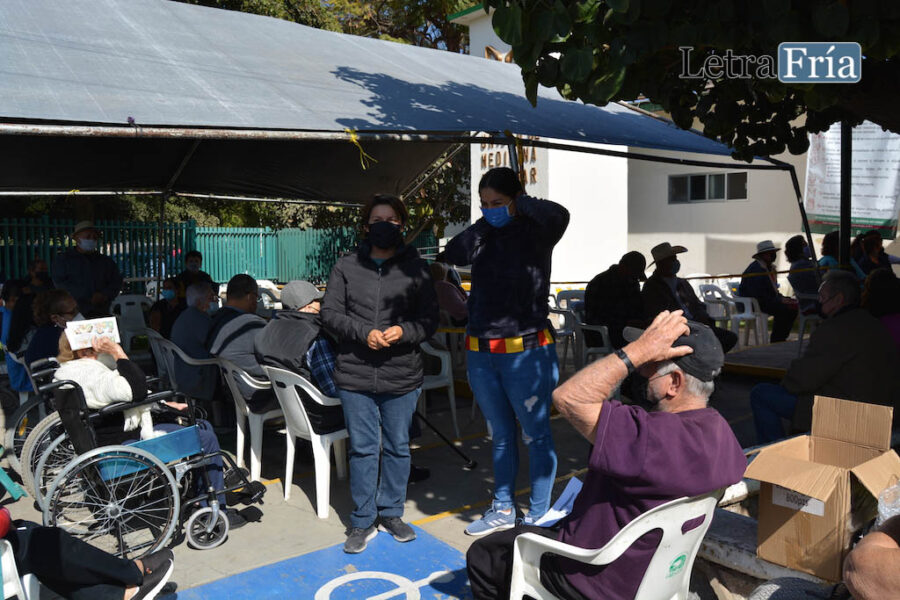 Usuarios reportan desorganización en aplicación de vacunas sin cita previa en El Grullo