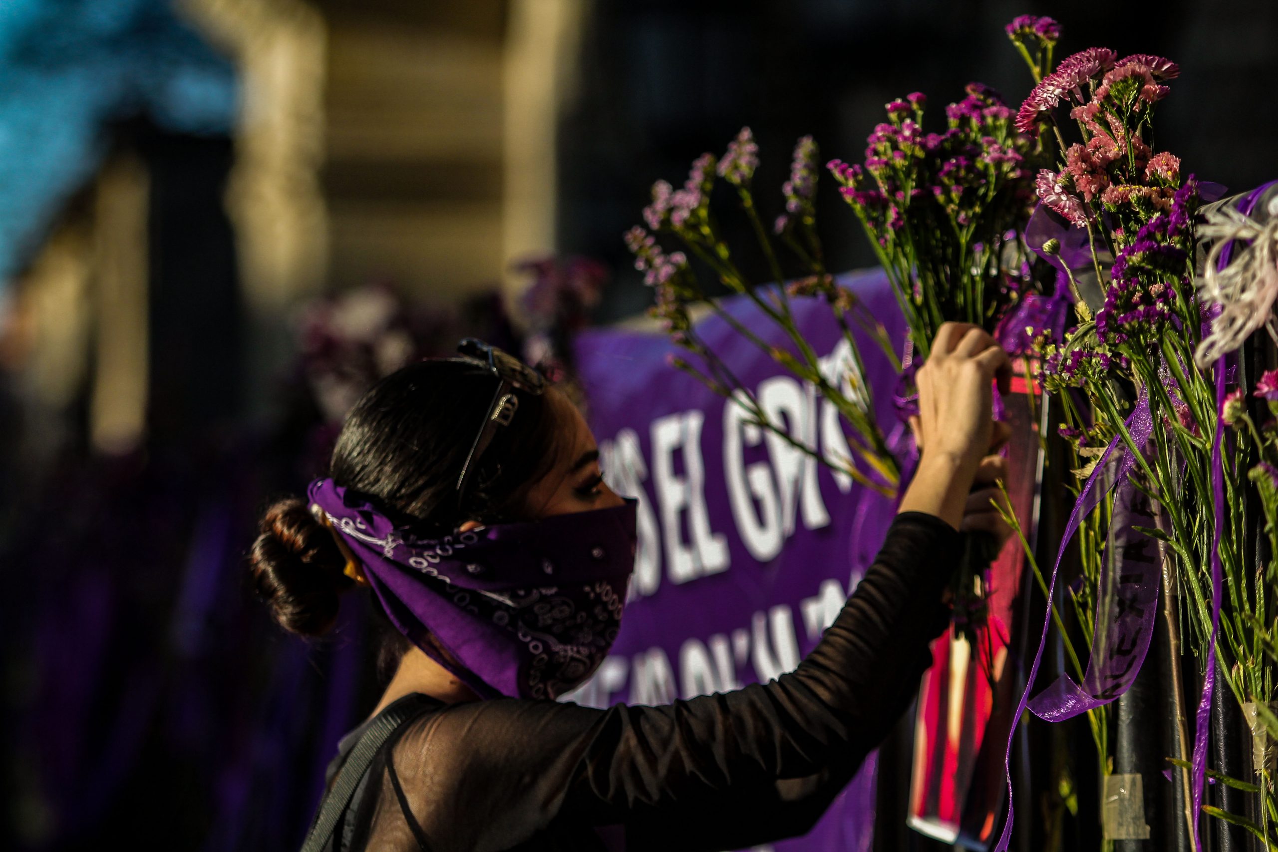 Grupo Mega vs Laura bloquea a grafóloga por ser mujer