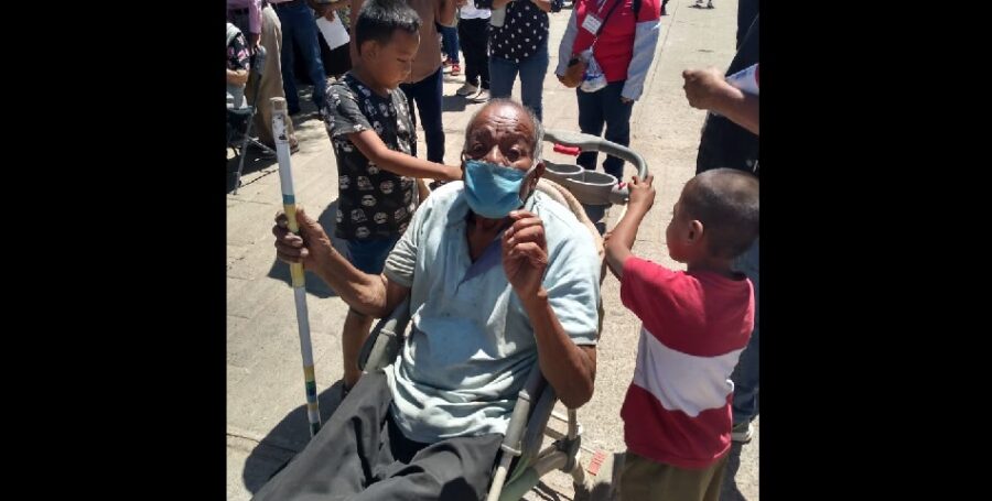 Javier, retrato de una historia conmovedora: A sus 11 años lleva a vacunar a su abuelo en una carriola