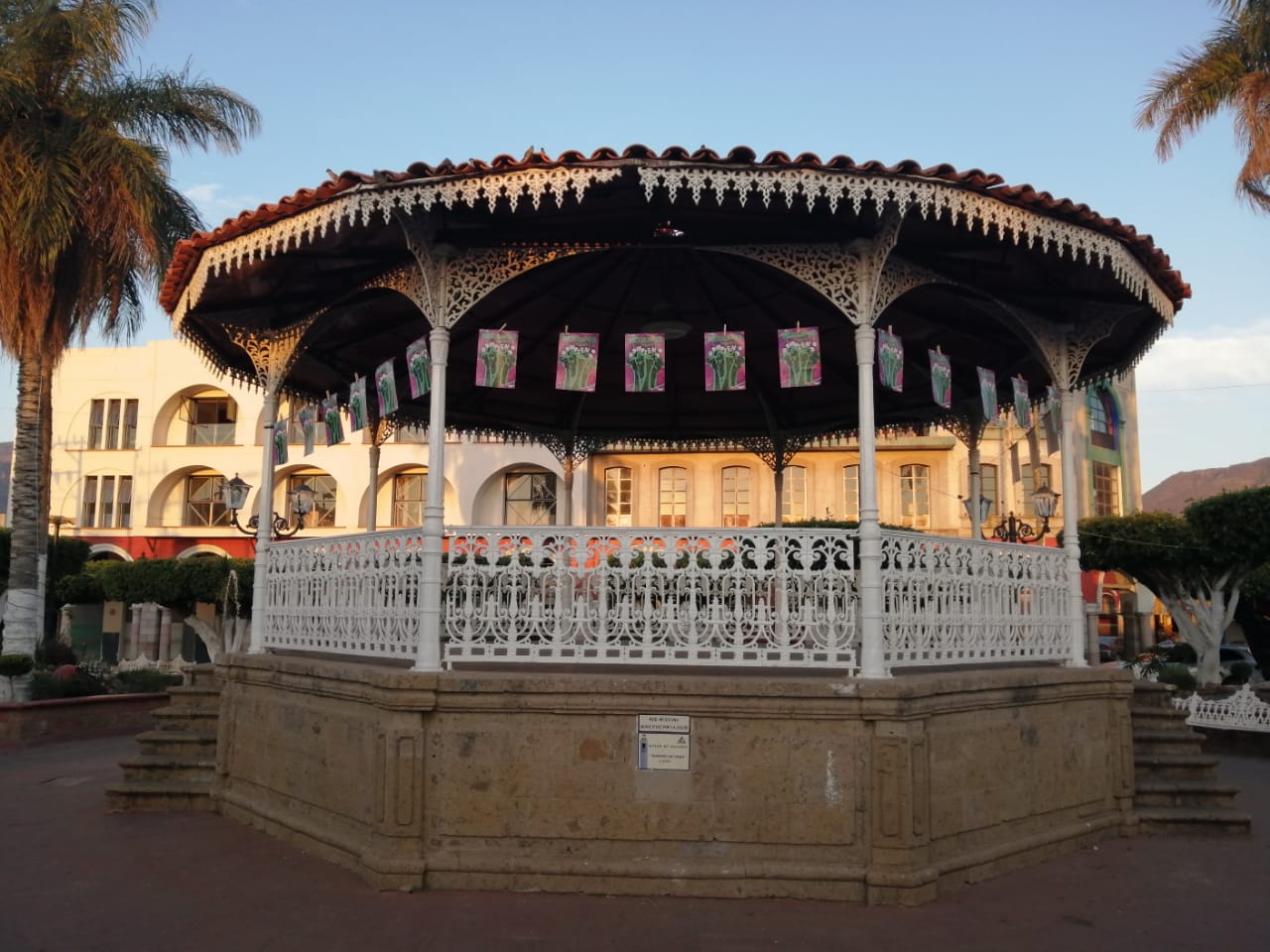8M | Intervienen kiosco de Autlán y llaman a “romper el pacto”