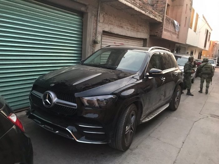 Fiscalía Regional catea vivienda en San Juan de Lagos, localiza vehículos, droga, cartuchos y autopartes. También detiene a dos hombres