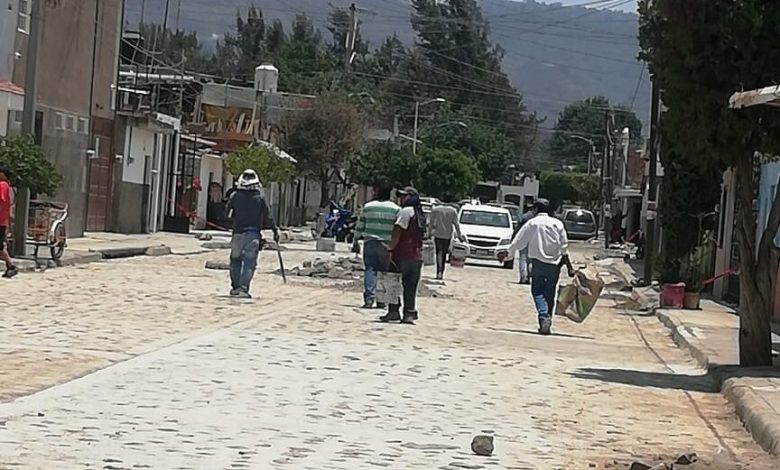 Tras presión social, reactivan empedrados en colonia Ejidal