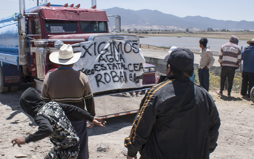 Pobladores defienden su pozo de agua y la policía responde con disparos
