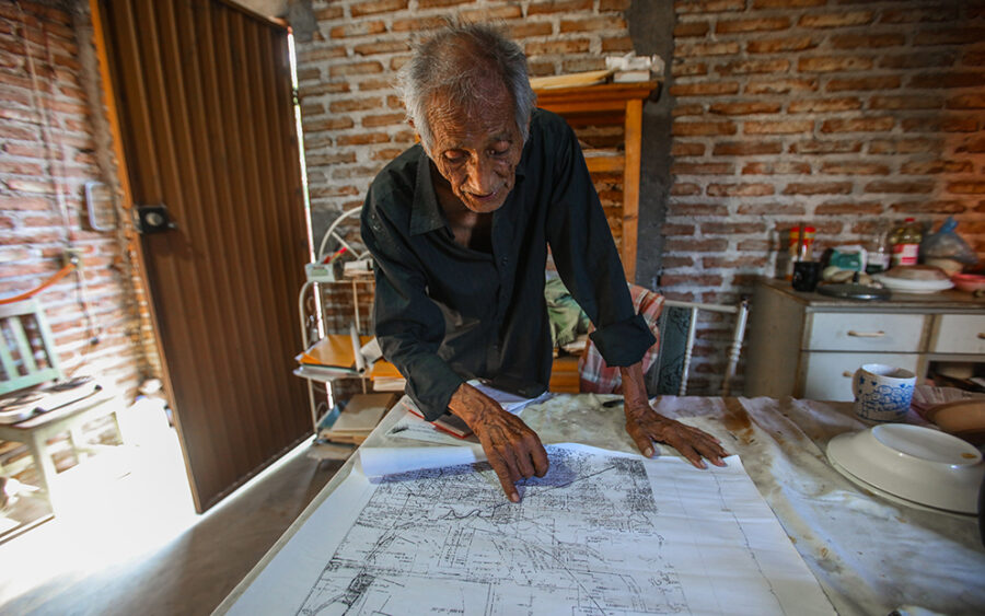 Don Camilo, el historiador descalzo que guarda un archivo-tesoro en su solar
