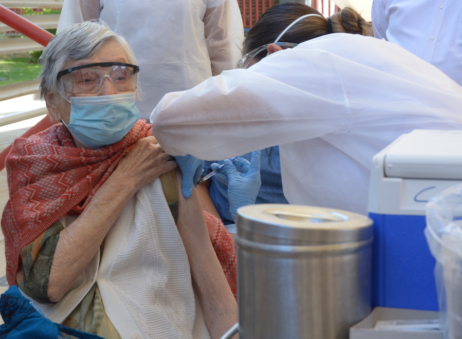 María Rodríguez de 80 años, fue la primera en recibir vacuna