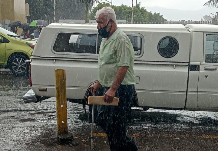 Desorganización en vacunación expone a adultos mayores a sol y lluvia en Ciudad Guzmán