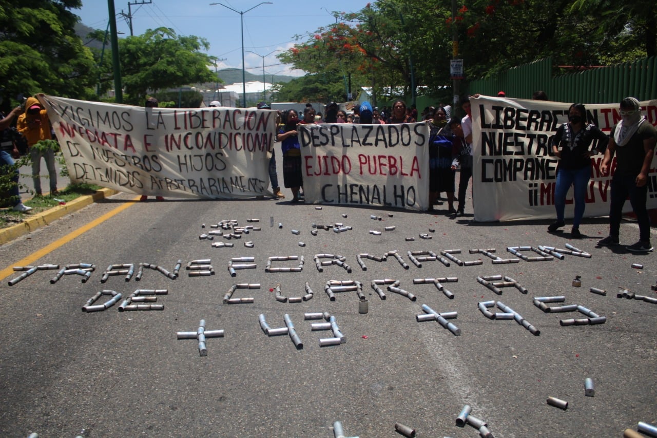 Sin diálogo, normalistas y policías se enfrentan otra vez