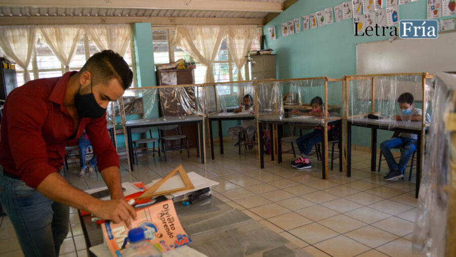 Un lugar seguro: maestro acondiciona escritorios para regreso a clases