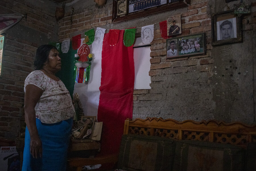 «No quiero un huesito de mi hijo, lo quiero entero y vivo», dice Natividad, madre de normalista