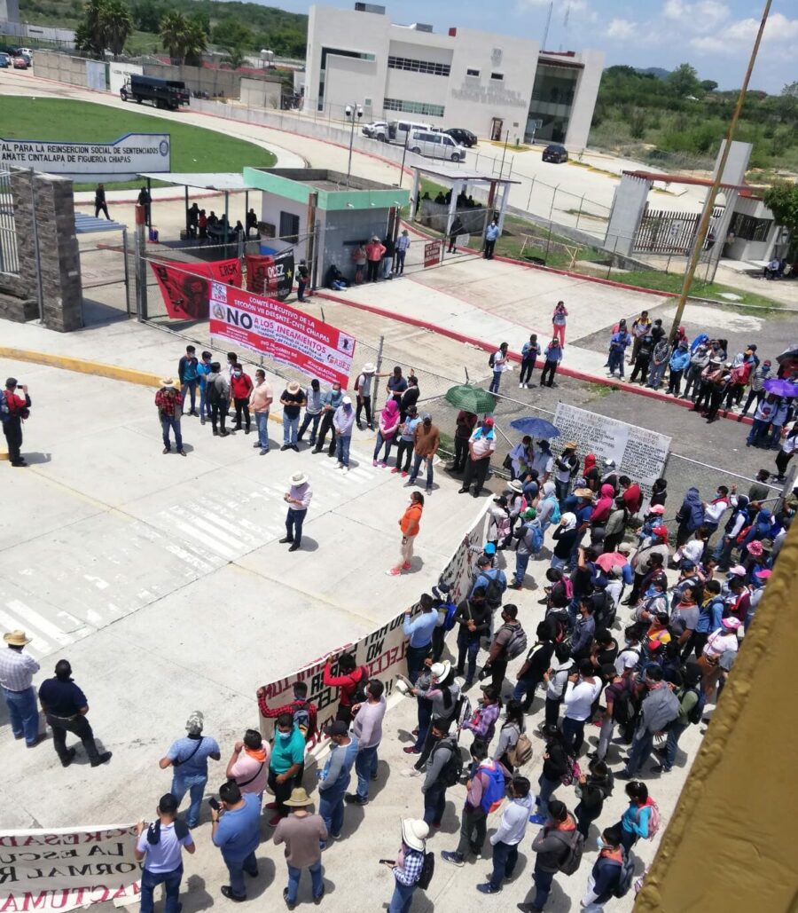 Liberan a 17 normalistas y 2 indígenas desplazados, les prohíben realizar activismo político