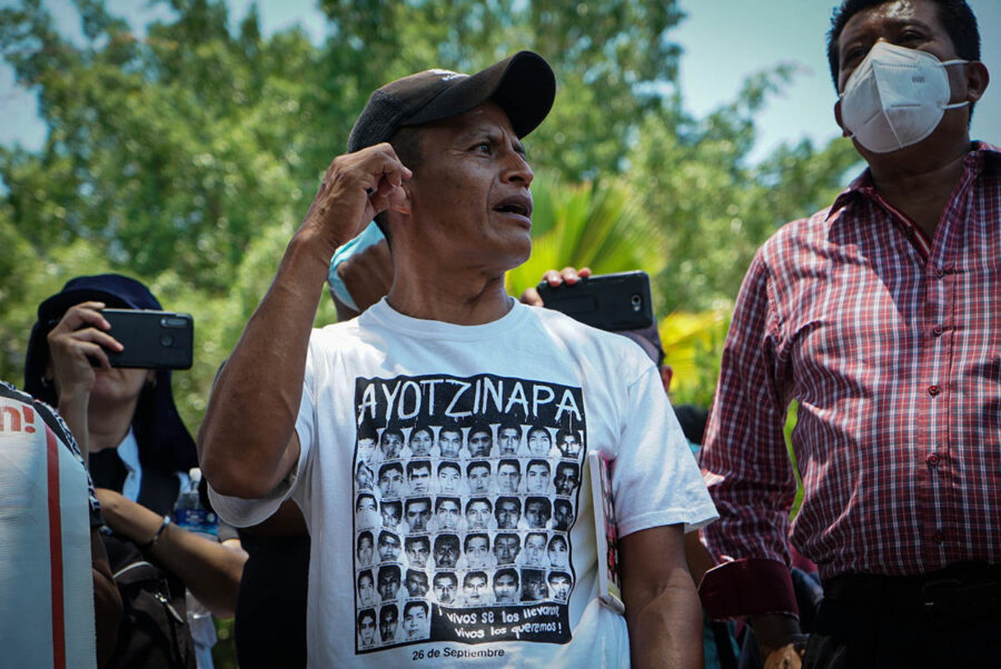 Padres y madres de Ayotzinapa exigen a sus hijos con vida o la verdad completa