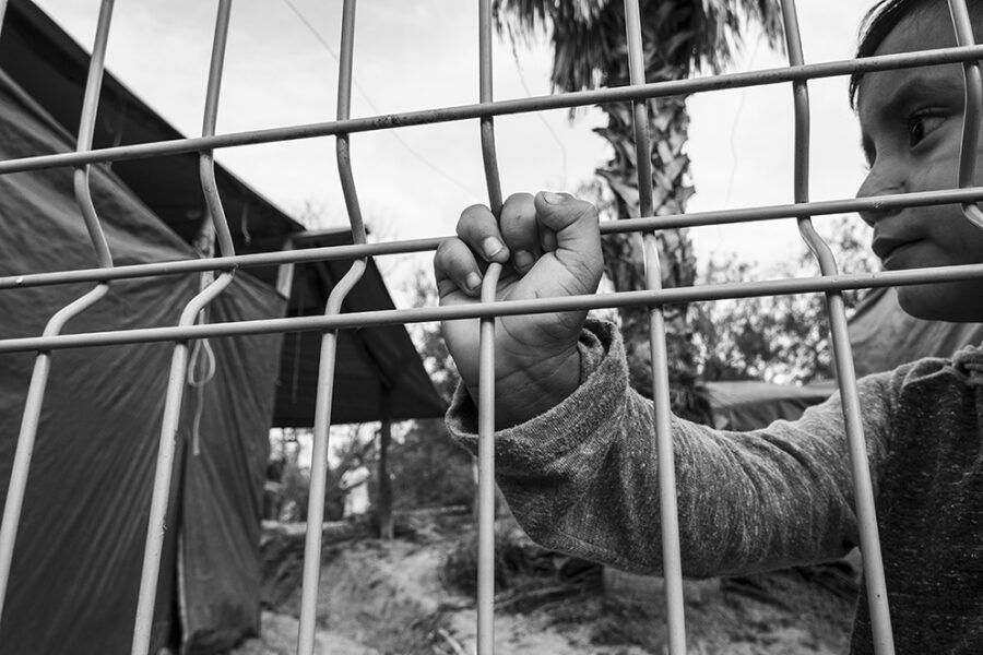 Suspenden cruces de migrantes que solicitan asilo a EEUU, tras orden de la Corte estadounidense.