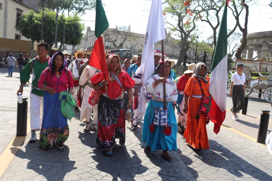 Marchan wiraritari por su tierra ante el silencio de AMLO
