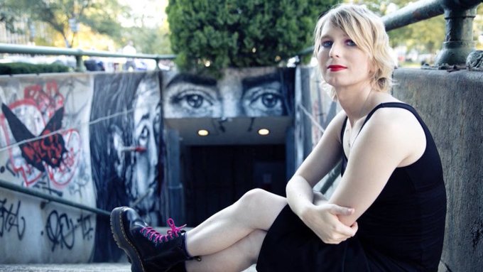 Ante abusos de poderosos online ir por «calles secundarias»: Chelsea Manning