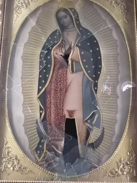 Iglesia restaura con resistol lienzo histórico de Virgen de Guadalupe